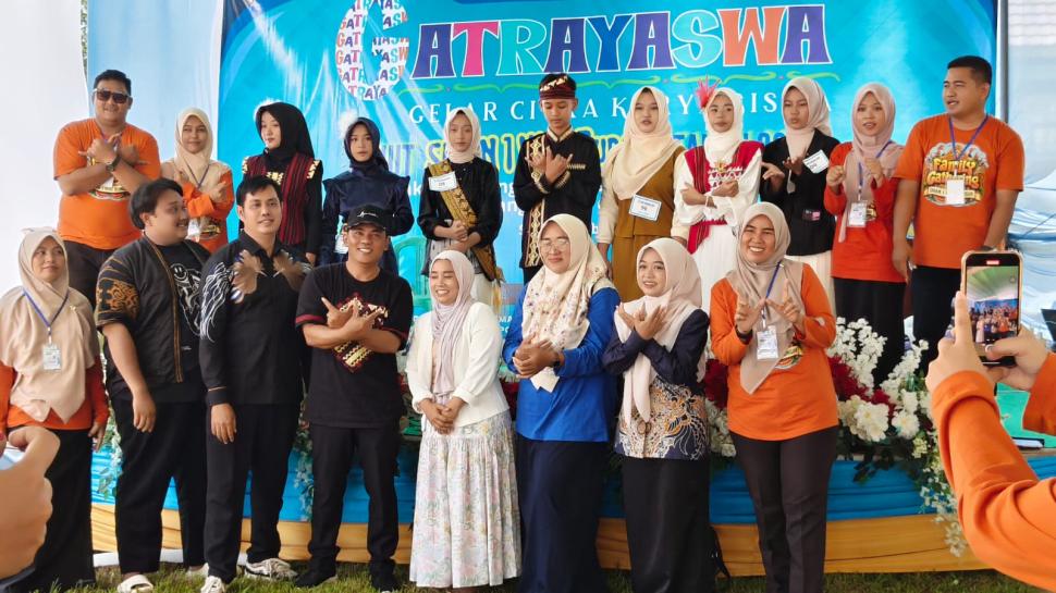 Zaynal Abidin Nilai Penampilan Peserta Solo Song pada Gatrayaswa SMA Negeri Way Bungur