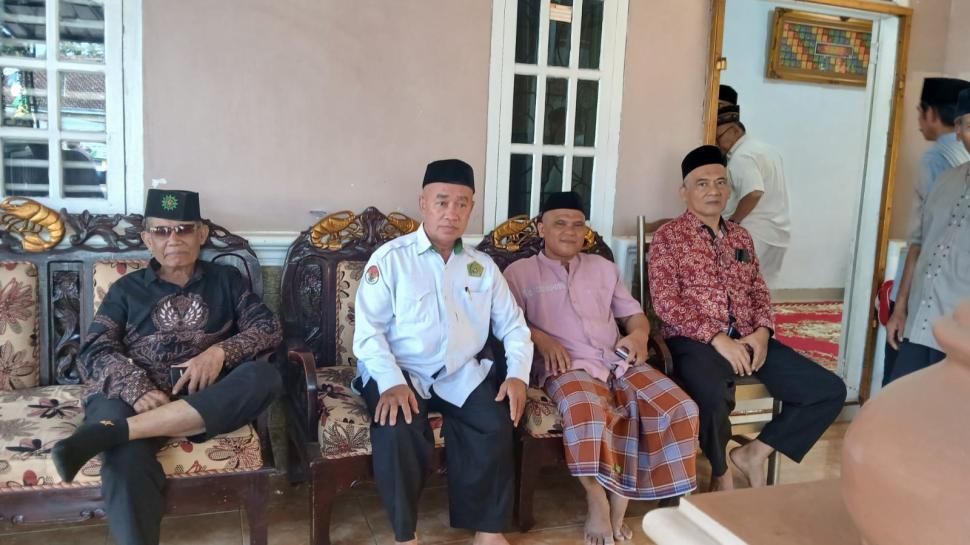 Keluarga Besar KUA Sekampung Takziah ke Rumah Duka Penyuluh Agama Islam