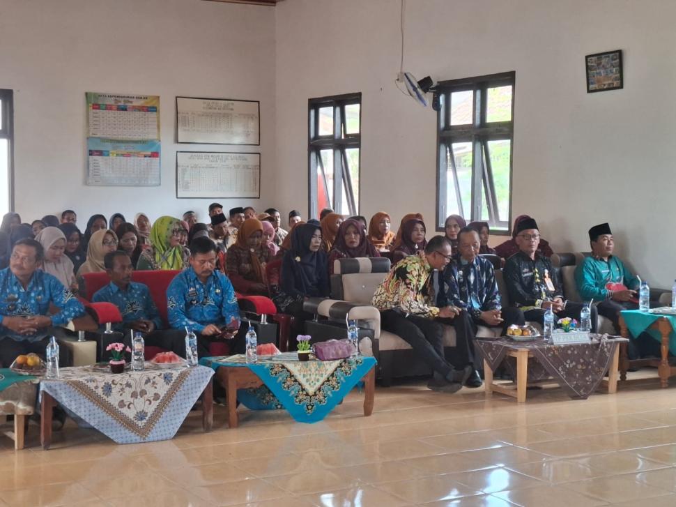 Dukung Program PKK, KUA Metro Kibang Hadiri Penilaian Lomba Desa