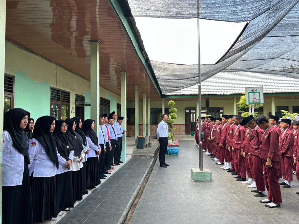 KEPALA MADRASAH DARSONO, M.Pd.I UMUMKAN KELULUSAN SISWA KELAS VI TAHUN PELAJARAN 2025/2026