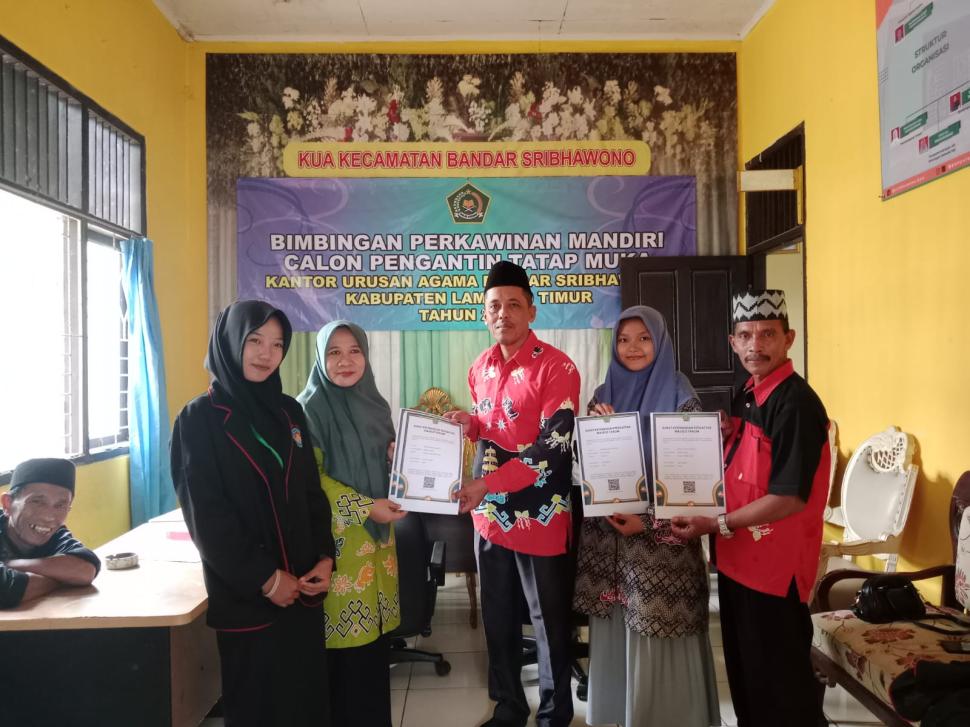 Perkuat Legalitas Majelis Taklim, KUA Bandar Sribhawono Serahkan SKT kepada Penyuluh Agama Islam