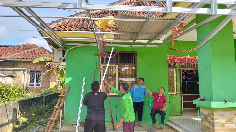 KUA Sekampung Udik Bangun Tempat Parkir Baru dari Swadaya Pegawai
