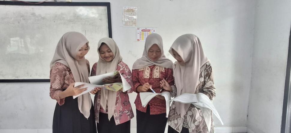 MTs N 2 Lampung Timur Memperingati Hari Batik Nasional Dengan Kompakan Siswa-siswinya Memakai Batik