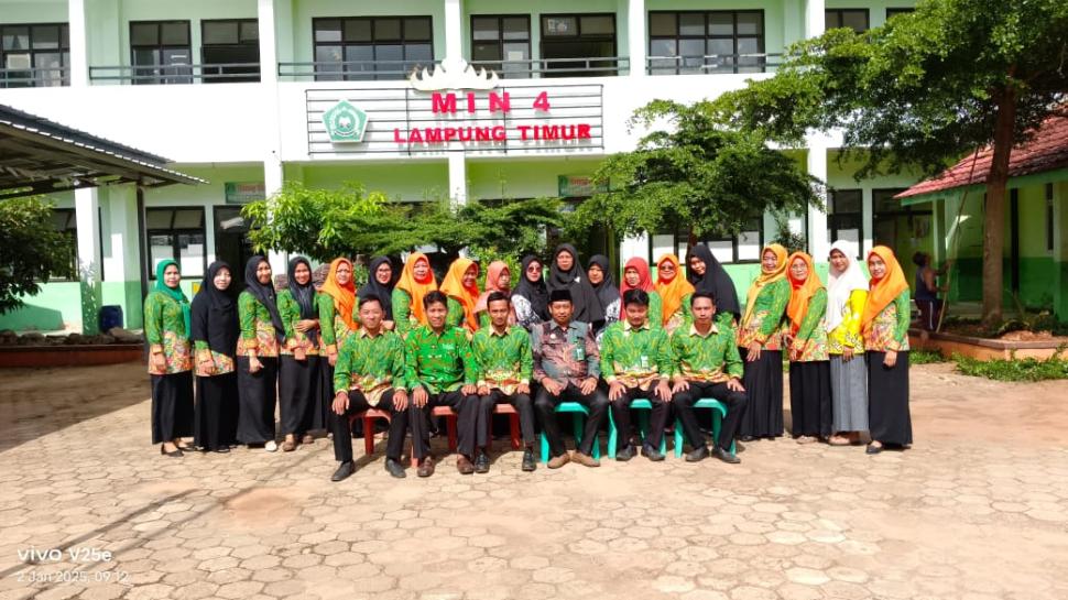 MIN 4 Lampung Timur Kompak Kenakan Batik di Hari Batik Nasional