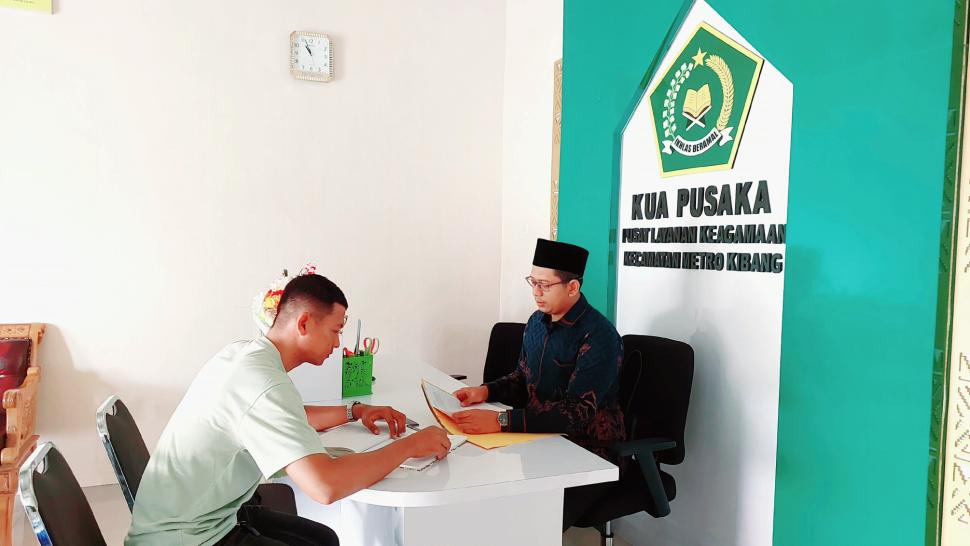 Penyuluh Agama Metro Kibang, Jamaludin S.H.: Senyum Tulus dan Pelayanan Prima di KUA