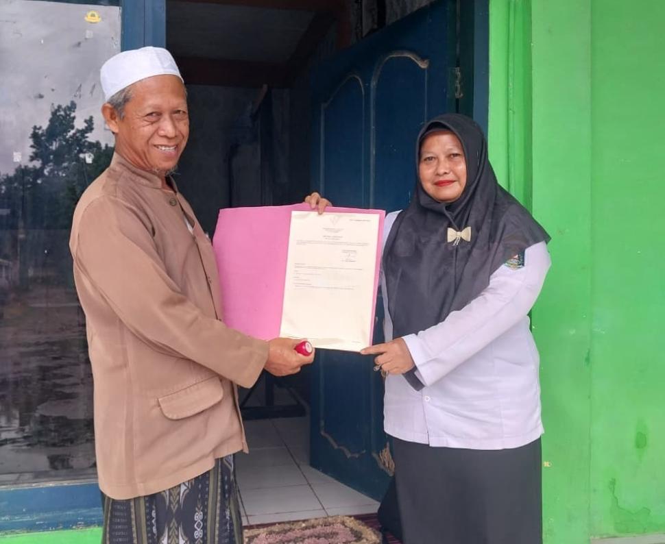 KUA Sekampung Udik Serahkan Sertifikat Wakaf Pesantren