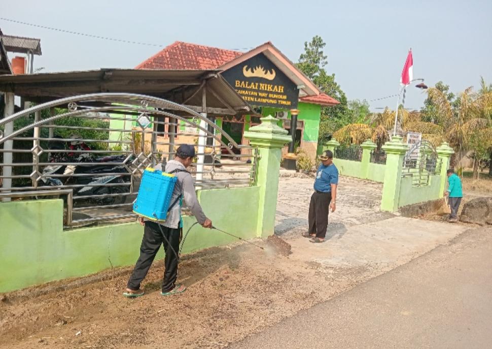 Pegawai KUA Way Bungur Gelar Kerja Bakti Sambut Festival Islami II dan Santunan Anak Yatim