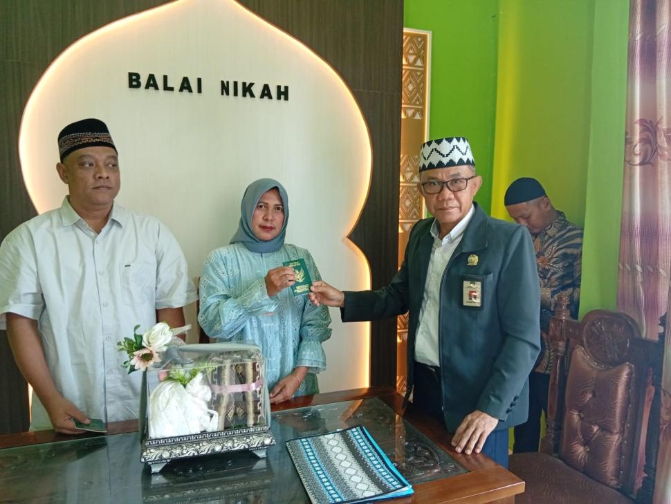 Kepala KUA Purbolinggo Catat Pernikahan Andri dan Yulianti