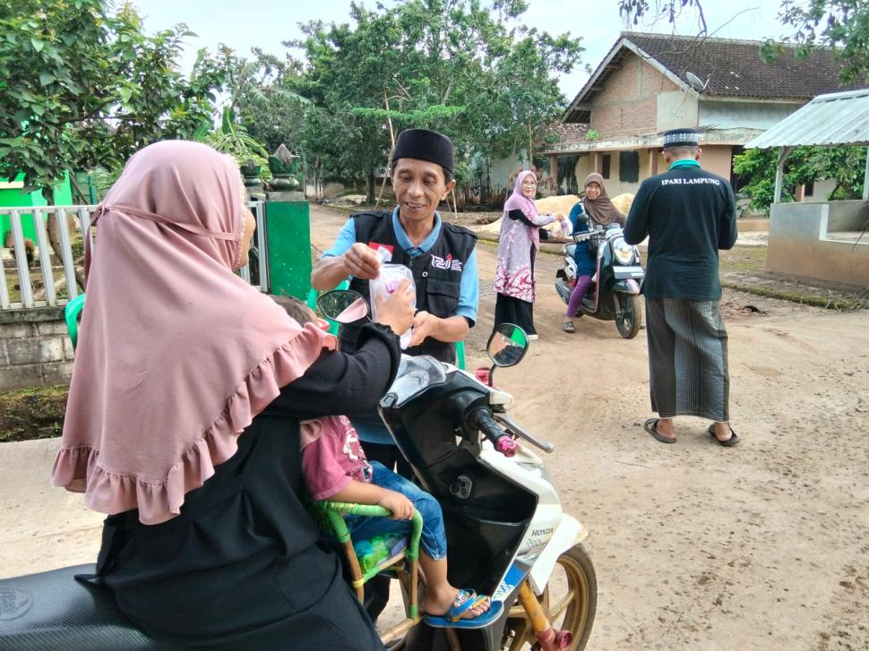 Menebar Kebaikan di Bulan Suci, KUA Bandar Sribhawono Gelar Bagi Takjil dan Buka Bersama