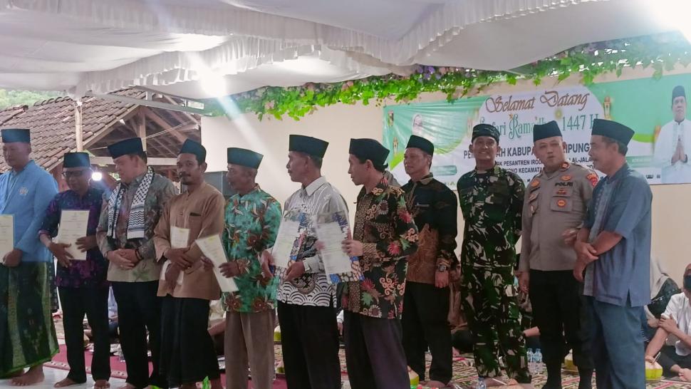 Safari Ramadhan di Bandar Sribhawono, KUA Sampaikan 5 Sertifikat Tanah Wakaf dan 3 AIW dari Kemenag Lampung Timur