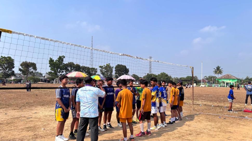 Tunjukkan Mental Juara, Tim Voli Putra MTs N 2 Lampung Timur Melangkah ke Partai Final