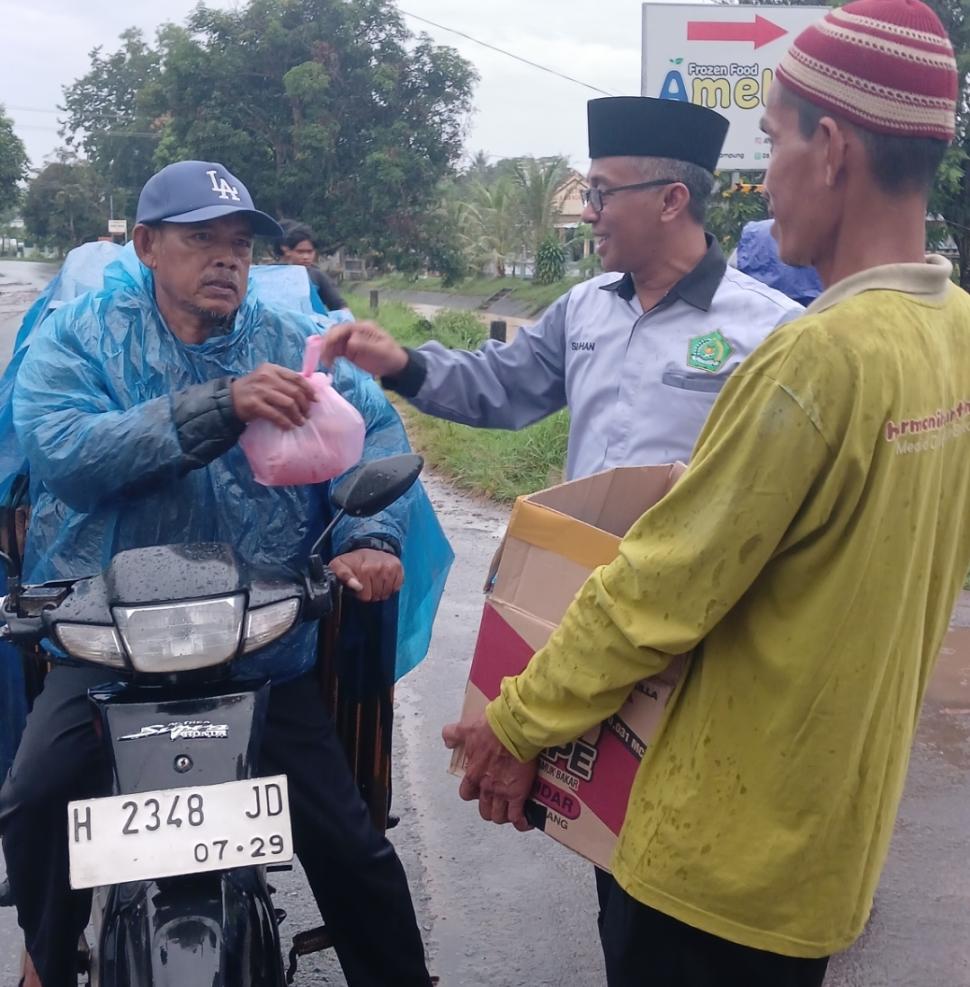 KUA Batanghari Bagikan Takjil kepada Pengguna Jalan, Dukung Kick Off Ramadan Program TERAS ZAWA
