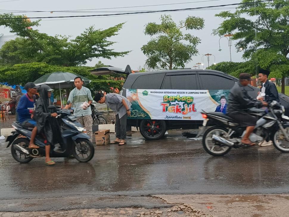 MIN 4 Lampung Timur Berbagi 1.000 Paket Takjil di Bulan Ramadhan