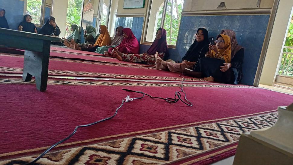 Penyuluh Agama Islam, Muslianto, memberikan materi tentang tata cara dan pemahaman salat kepada jamaah Majelis Taklim ibu-ibu pada Minggu (05/07/2026). Kegiatan tersebut berlangsung sebagai bagian dari pembinaan keagamaan yang rutin dilaksanakan untuk meningkatkan pemahaman masyarakat, khususnya kaum ibu, mengenai pelaksanaan ibadah salat sesuai tuntunan syariat Islam. Dalam penyampaiannya, Muslianto menjelaskan pentingnya salat sebagai tiang agama sekaligus ibadah wajib yang harus dilaksanakan 