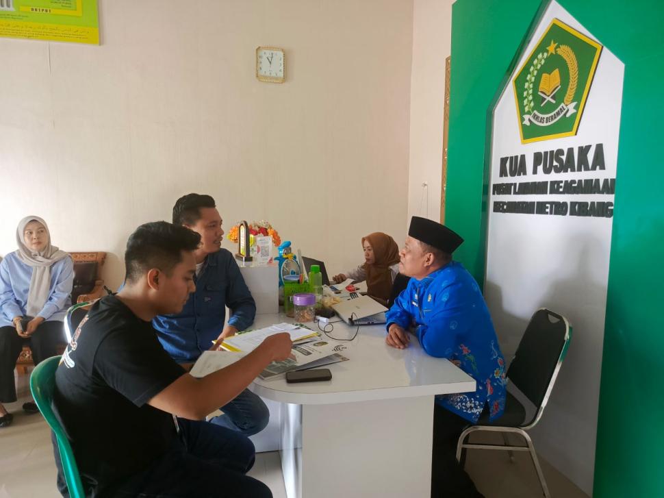 Penghulu KUA Metro Kibang Terima Kunjungan Imigrasi dalam Rangka Verifikasi Legalitas Dokumen Pernikahan WNA