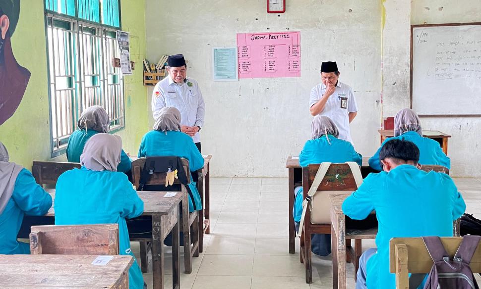 Pastikan Ujian Berjalan Optimal, Kakan Kemenag Lamtim Monev di MA Ma’arif NU 06 Pasir Sakti