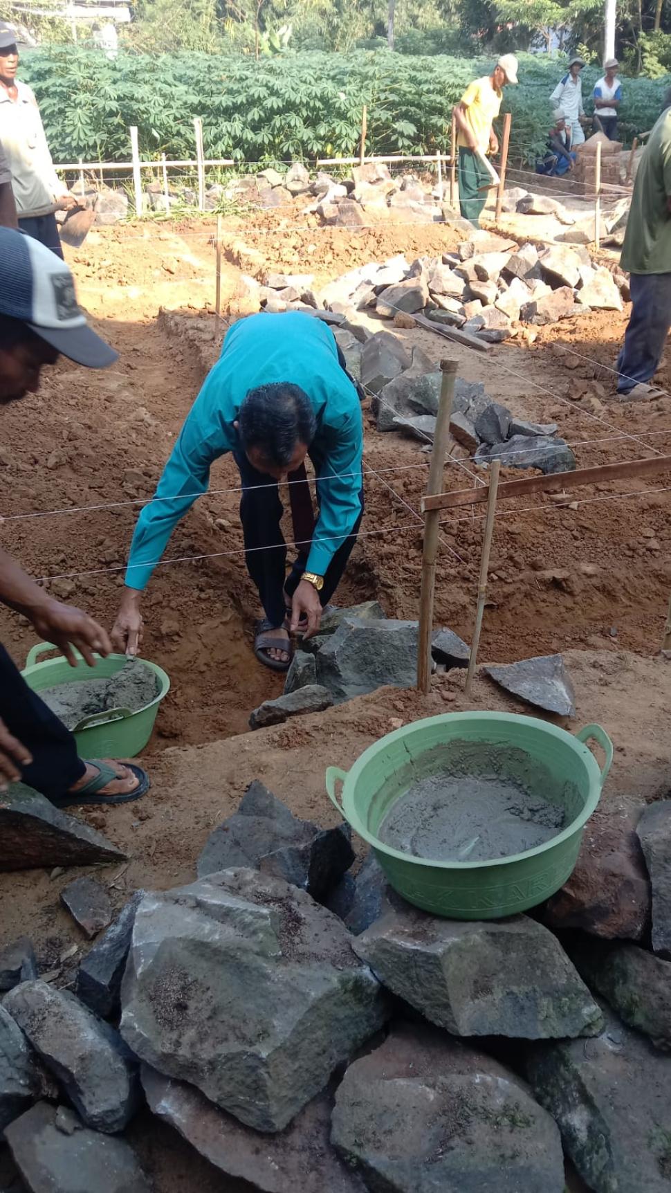 KEPALA KUA BATANGHARI NUBAN, LETAKKAN BATU PERTAMA BEDAH RUMAH WARGA BUMI JAWA