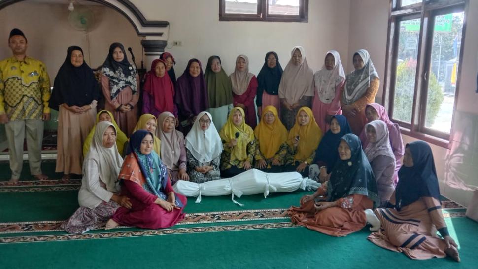 Penyuluh KUA Pekalongan Berikan Pembinaan Pemulasaran Jenazah di MT Arrohman