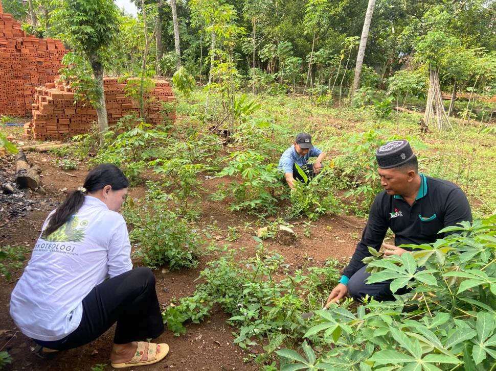 Awali Hari dengan Gotong Royong, Penyuluh Agama Bandar Sribhawono Gelar Jumat Bersih