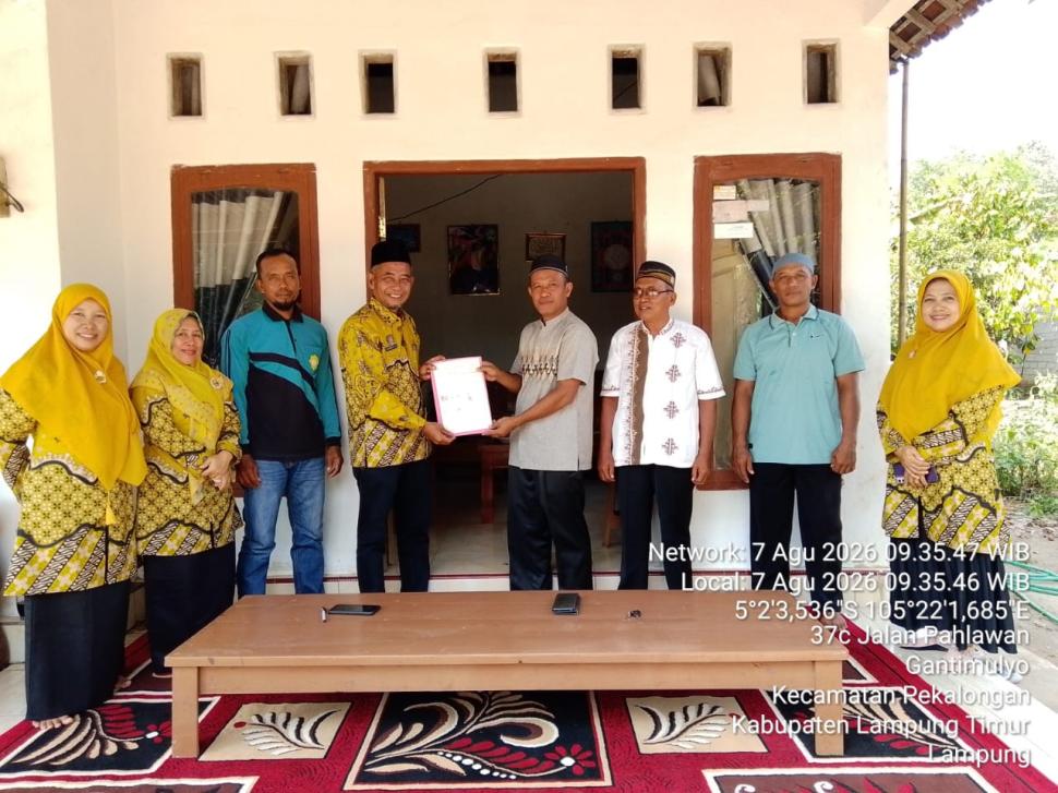KUA Pekalongan Serahkan AIW Tanah Wakaf untuk Rumah Ibadah