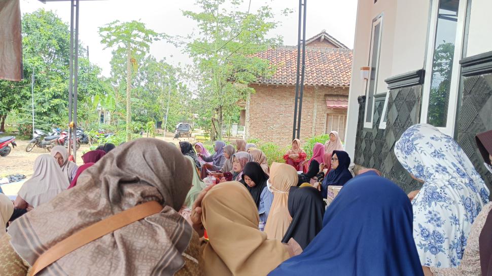 Penyuluh Agama Novie Setiyarsih Sampaikan Makna Doa kepada Jamaah Majlis Taklim Syifaul Qulub