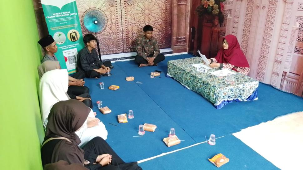 Pegawai KUA Way Bungur Bekali Empat Pasang Calon Pengantin