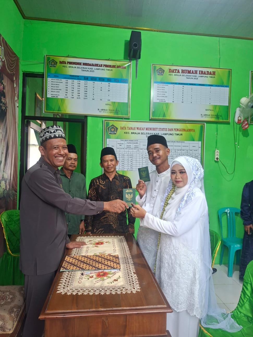 Kepala KUA Braja Selebah H. Ahmad Tolib, S.Ag Bertindak Sebagai Penghulu dalam Prosesi Pernikahan