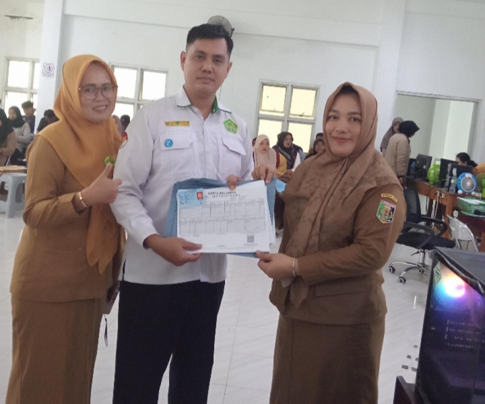 KUA Way Bungur dan Disdukcapil Bersinergi, Empat Kado Nikah Terpana Siap Diserahkan Kepada Pengantin Baru