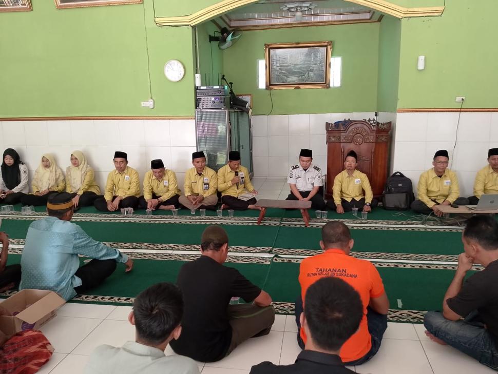 Pokjaluh Lampung Timur Bimbing Warga Binaan Rutan Sukadana tentang Salat Berjamaah