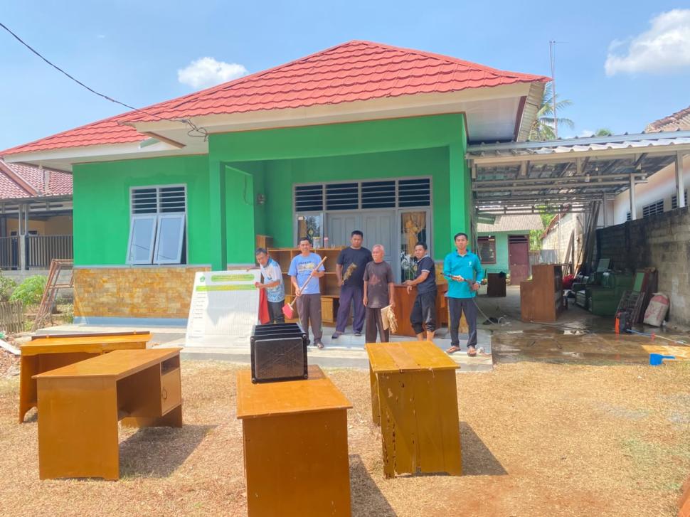 KUA Mataram Baru Gotong Royong Persiapkan Pindahan ke Kantor Pascarehab