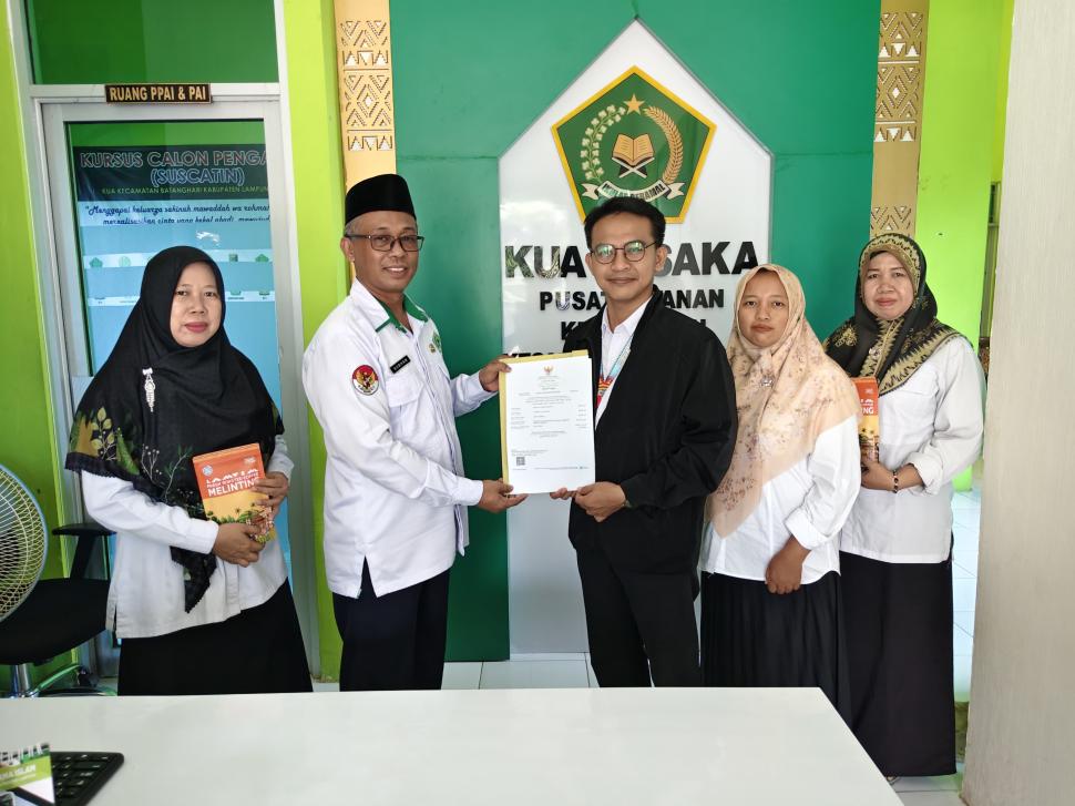 Dukung UMK Lokal, KUA Batanghari Serahkan Sertifikat Halal Kopi Melinting