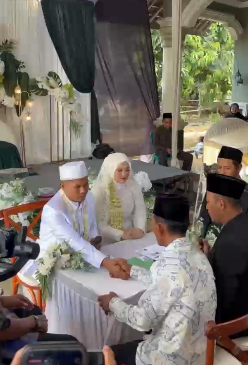 Kepala KUA Braja Selebah menyatukan dua insan melalui pernikahan