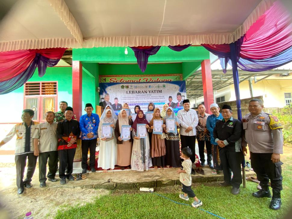 KUA Mataram Baru Serahkan Izin Operasional Sembilan Majelis Taklim pada Lebaran Yatim