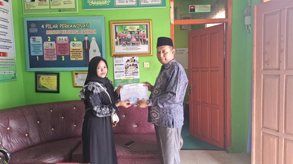 Kepala KUA Way Bungur Serahkan Kado Nikah Terpana Kepada Pengantin Baru