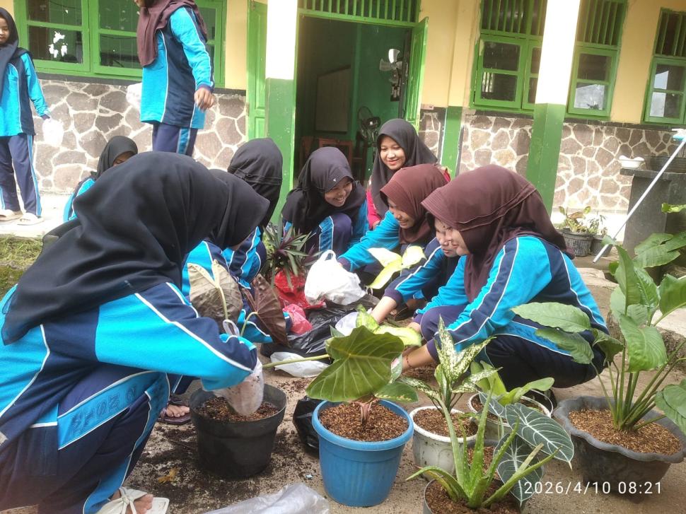 Gerakan Jumat Bersih dan Reboisasi Tanaman di MTs N 2 Lampung Timur Tingkatkan Kepedulian Lingkungan