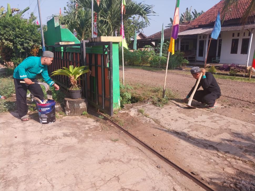Tingkatkan Kepedulian Lingkungan, KUA Sekampung Udik Gelar Aksi 'Jumat Bersih' Penuh Semangat