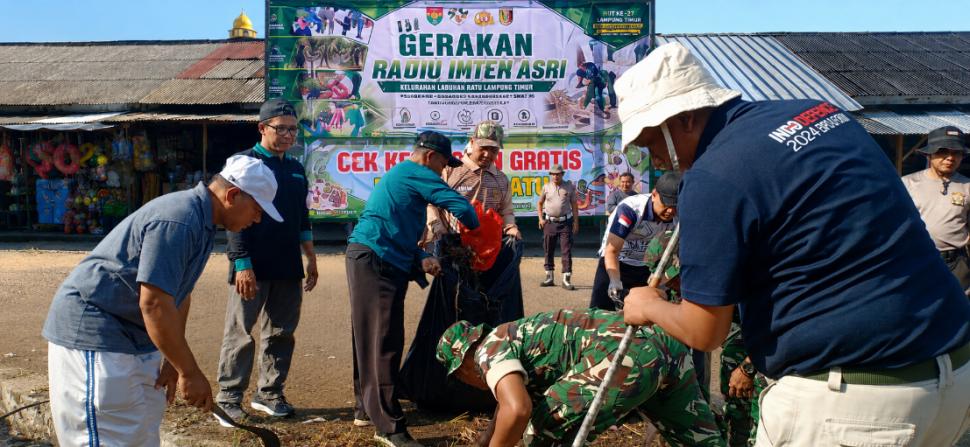 Wujud Sinergi Lintas Sektor, KUA Labuhan Ratu Ikuti Gerakan Korve Radin Inten Asri di Pasar Tridatu