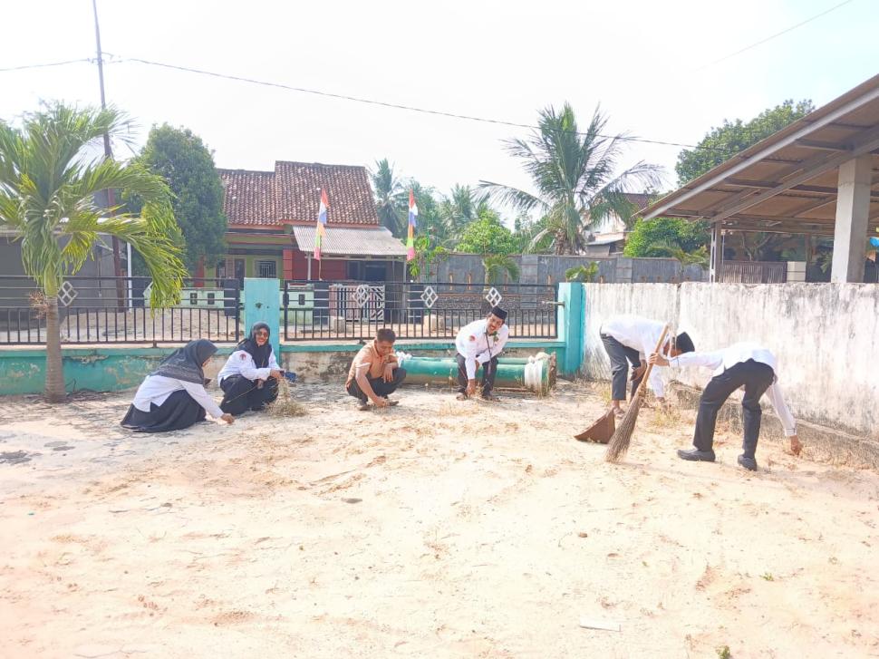 Dari Kebersihan Menuju Keberkahan: GEBERMAS KUA Labuhan Maringgai di Masjid Baitur Ridwan