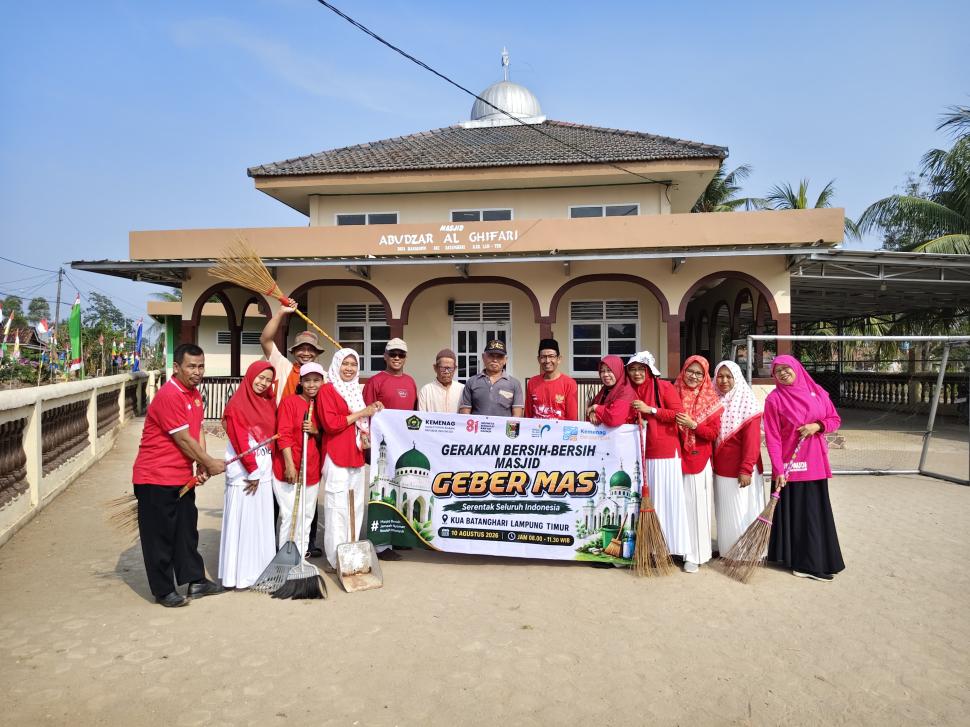 Kick Off Geber Mas, KUA Batanghari Bersihkan Masjid Abu Dzar Al Ghifari