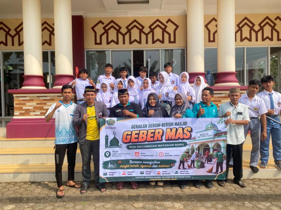 KUA Mataram Baru Gerakkan GEBER MAS, Bersihkan Masjid Jami Nurul Huda