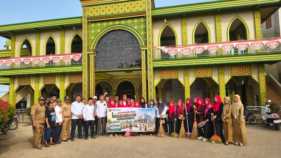Semarak Sambut HUT RI ke-81, KUA Sekampung Udik Gelar Gerakan Bersih-Bersih Masjid Serentak di Masjid Besar Baiturrahman