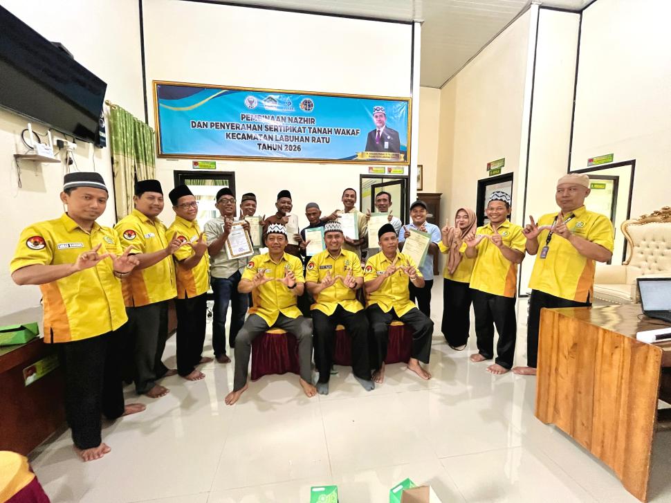 Amankan Aset Keumatan, Kepala KUA Labuhan Ratu Serahkan Sertifikat Wakaf kepada Nadzir