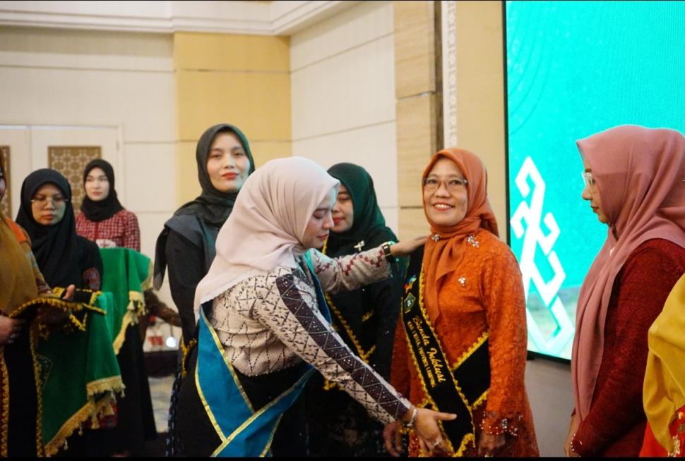 Ketua DWP Kemenag Lampung Timur Terima Penyematan Bunda Inklusi Tahun 2026