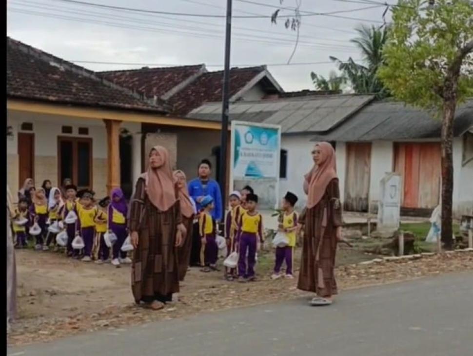 Penyuluh Agama Islam KUA Metro Kibang Berbagi Takjil Bersama Santri Pondok Pesantren Barokatul Qodiri