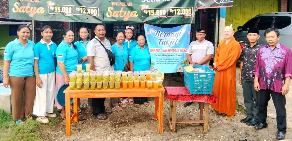 KUA dan Vihara Brahma Vira Berbagi Ta'jil di Pasar Mataram Baru, Perkuat Semangat Toleransi