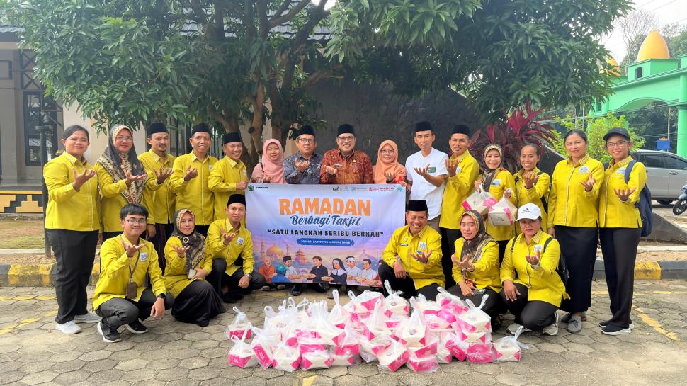 Hangatnya Kebersamaan Ramadan, Penyuluh Lintas Agama Lampung Timur Berbagi Takjil di Sukadana