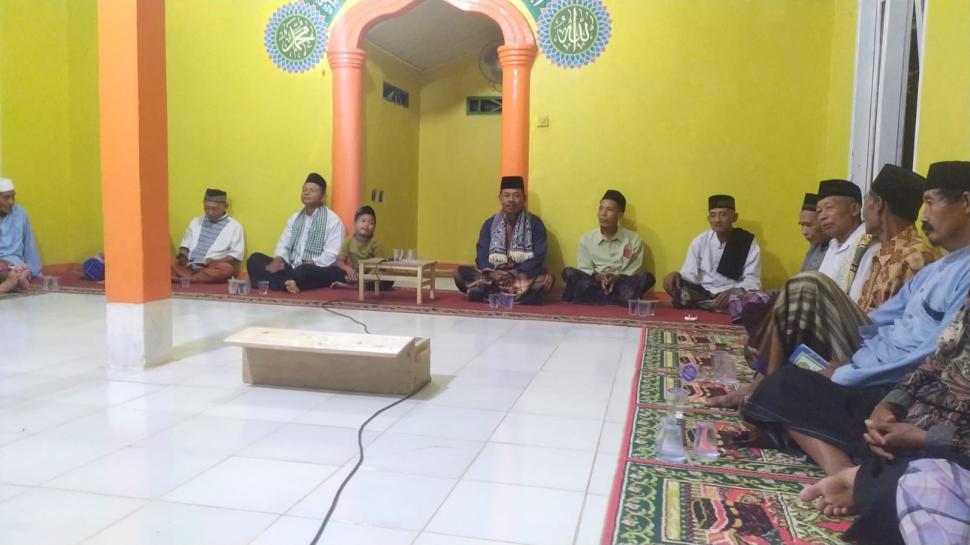 Pembinaan Keagamaan Usai Tarawih, Penyuluh Agama Islam KUA Metro Kibang Bahas Lailatul Qadar