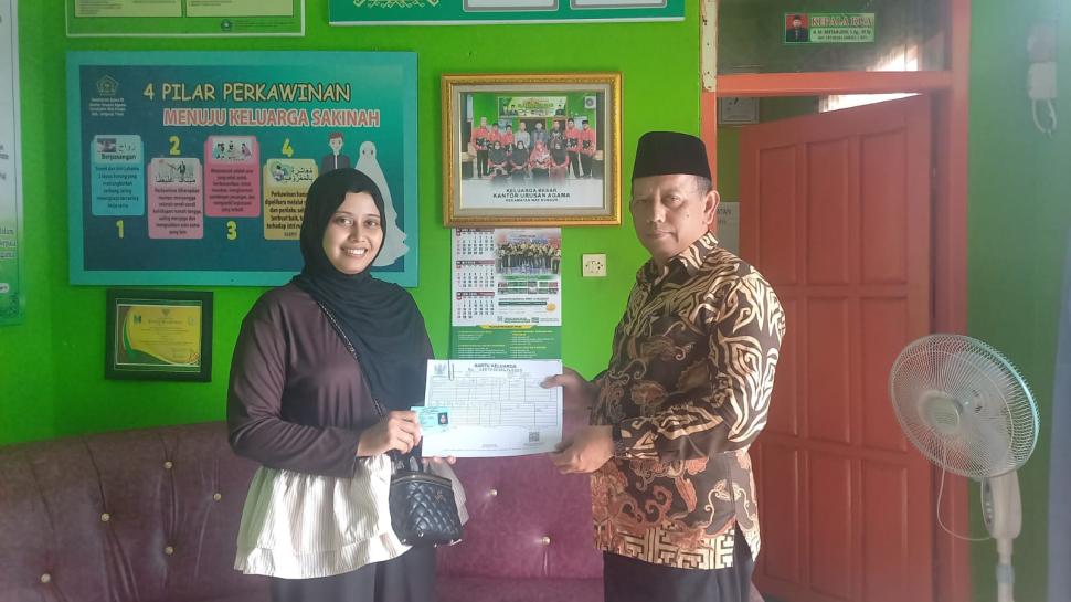 Kepala KUA Way Bungur Serahkan Kado Nikah Terpana Kepada Pengantin Baru