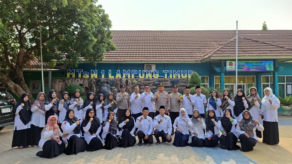 Kapolsek Batanghari Berikan Pembinaan di Upacara Rutin MTsN 1 Lampung Timur: Tekankan Kedisiplinan dan Peringatkan Bahaya Bullying