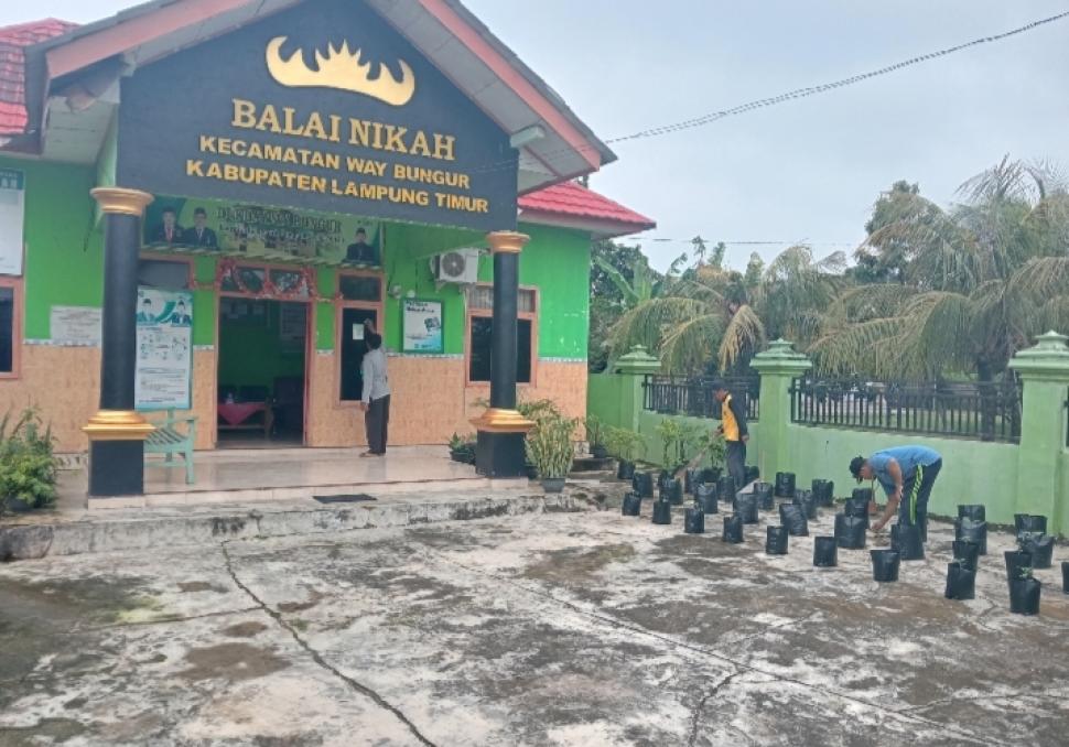 Tingkatkan Produktivitas dan Kenyamanan, KUA Way Bungur Gelar Korve Bersama